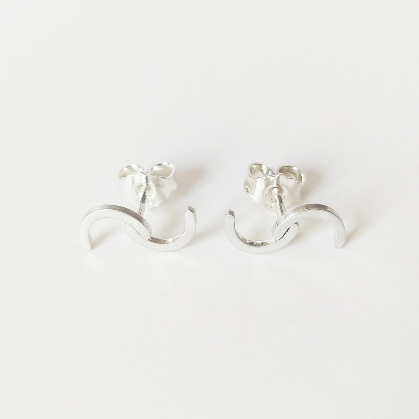Golden Sadie | S-shaped ear studs