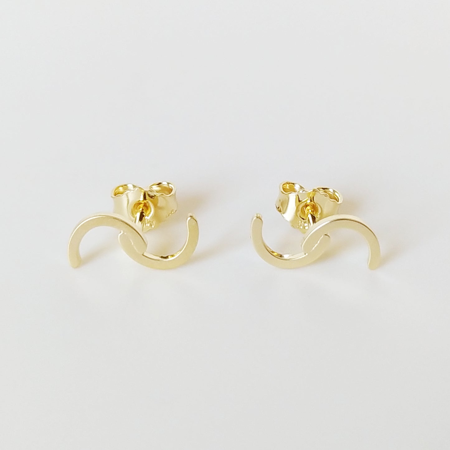 Golden Sadie | S-shaped ear studs