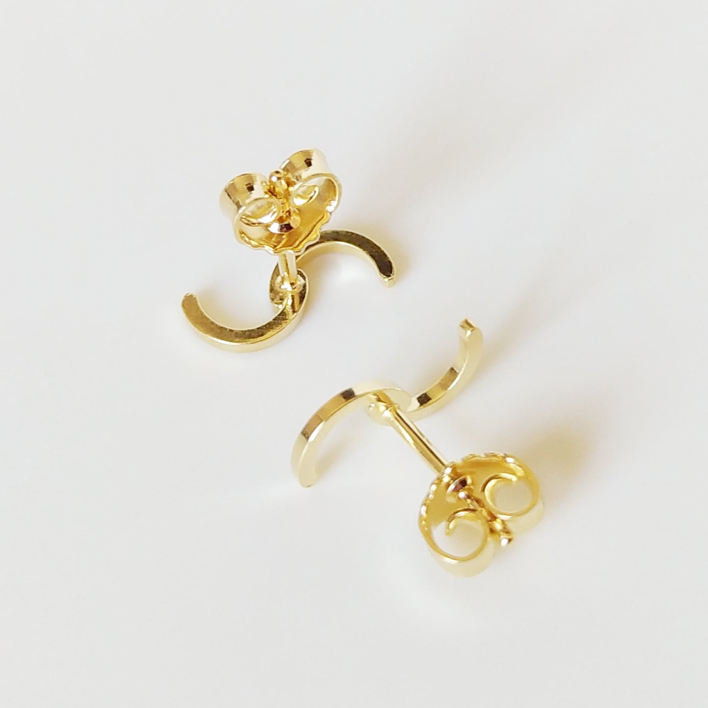 Golden Sadie | S-shaped ear studs