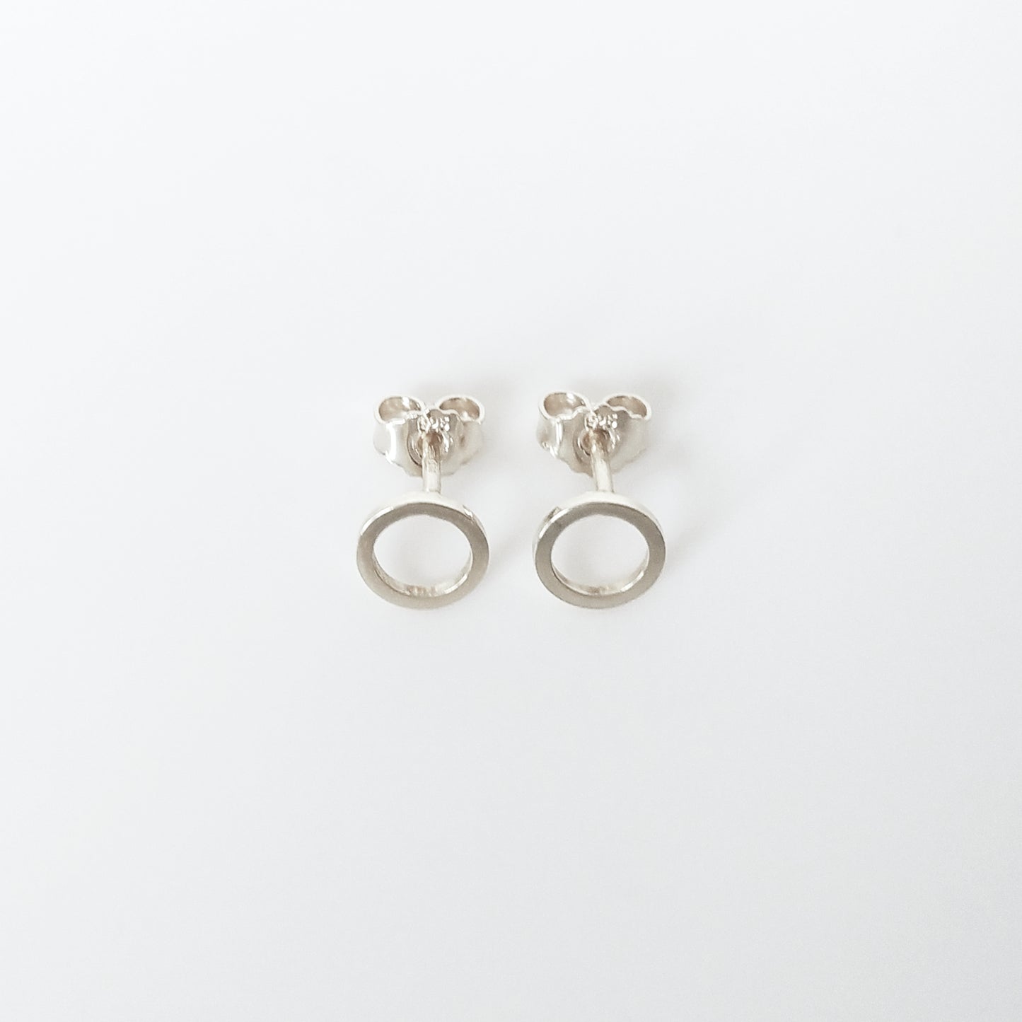 Dina | small circle ear studs
