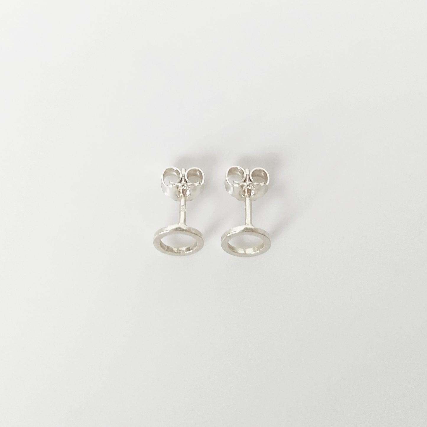 Dina | small circle ear studs