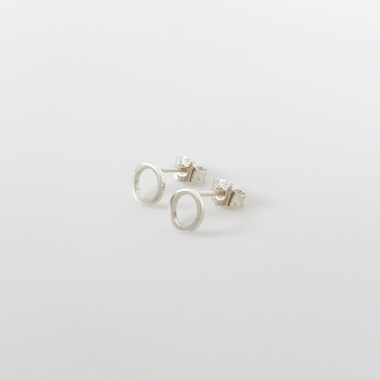 Dina | small circle ear studs