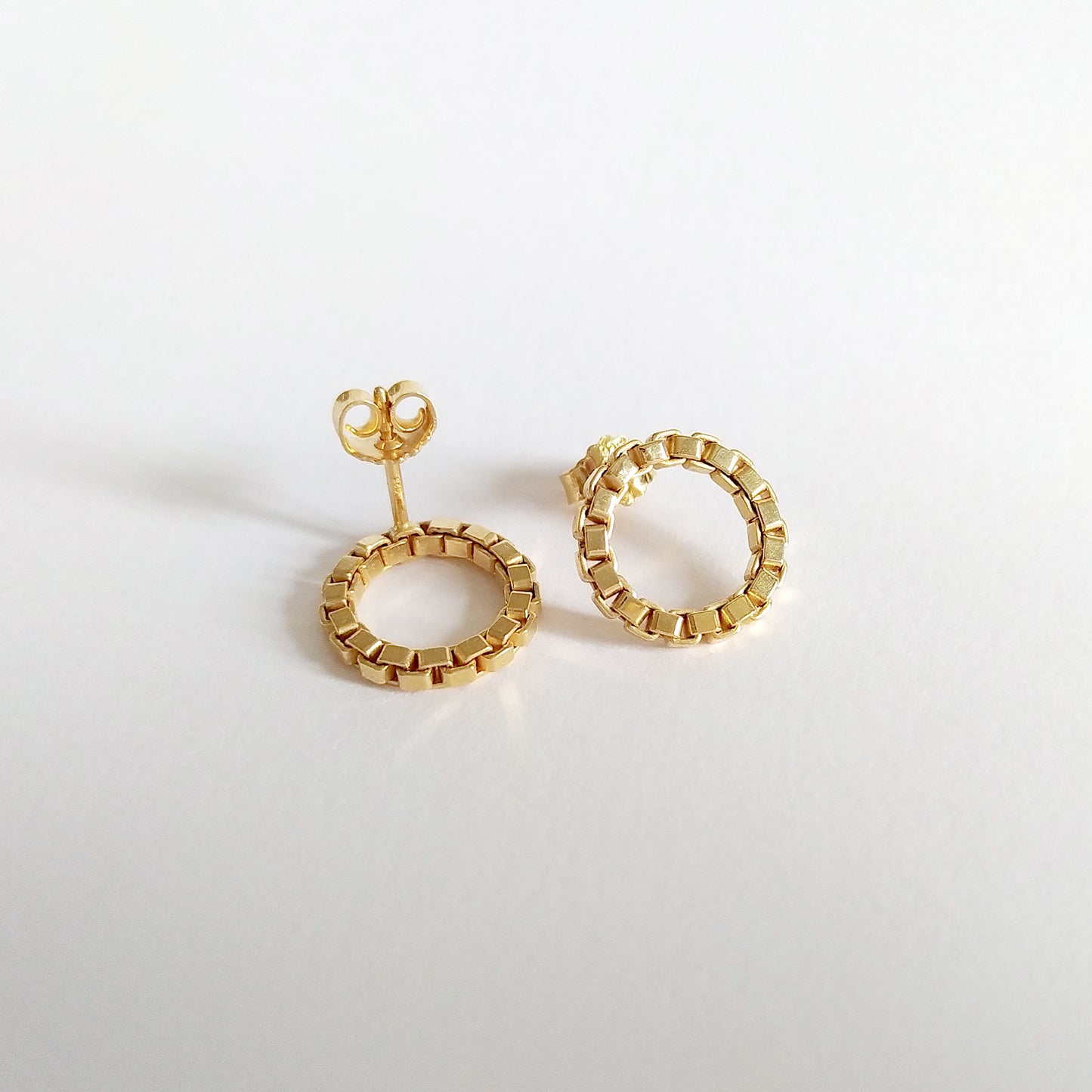 Alva | golden box chain circle ear studs