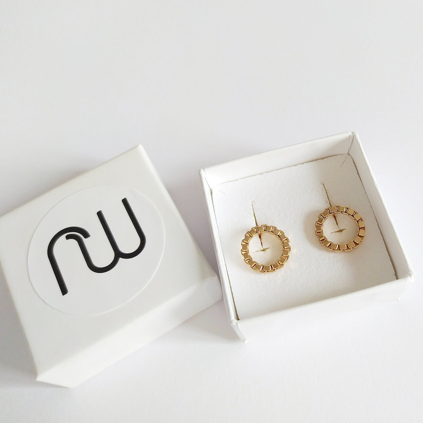 Alva | golden box chain circle ear studs