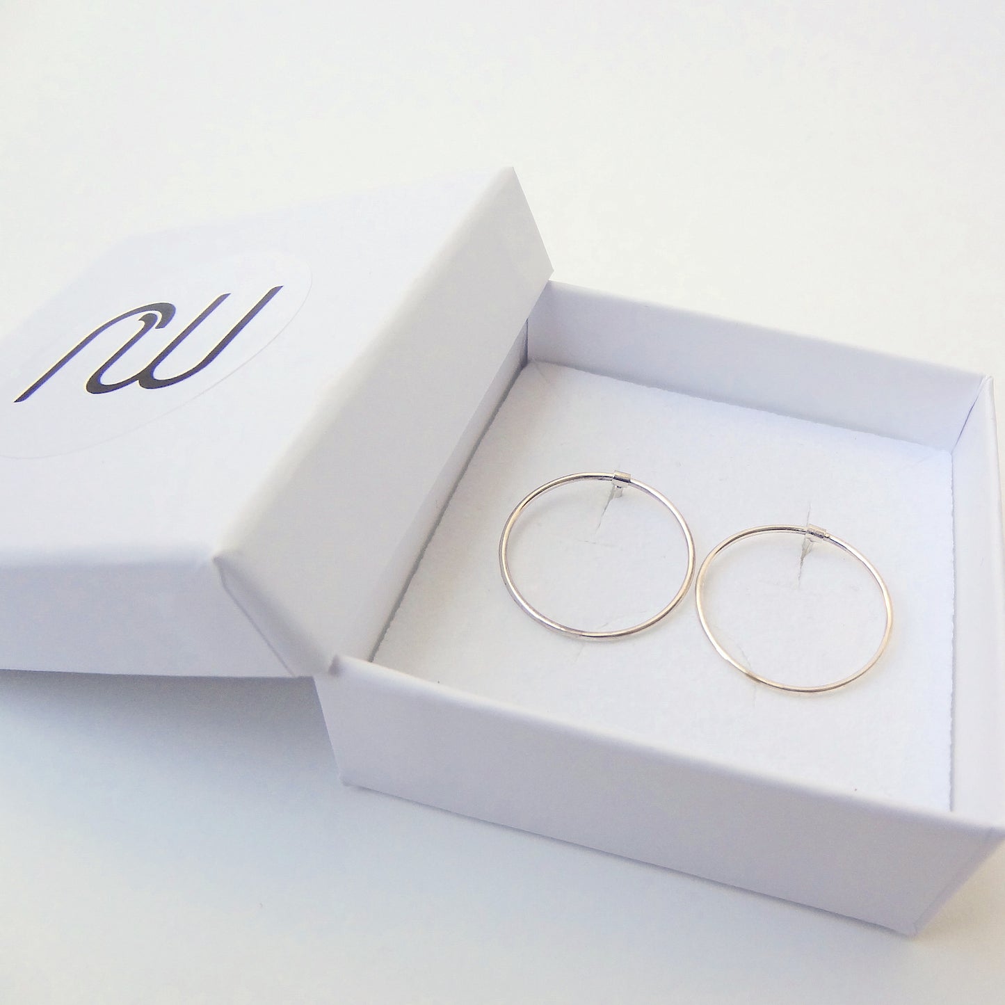 Esben | hanging circle ear studs