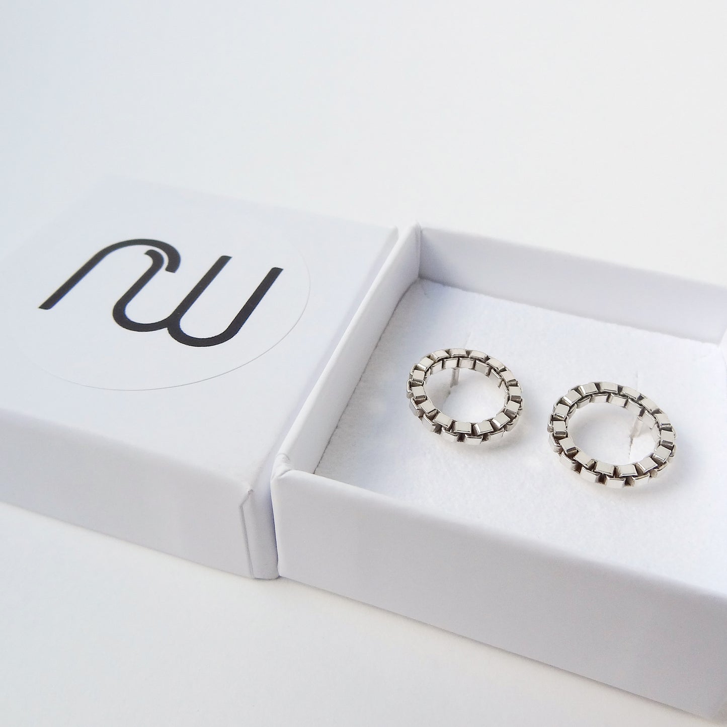 Alva | box chain circle ear studs