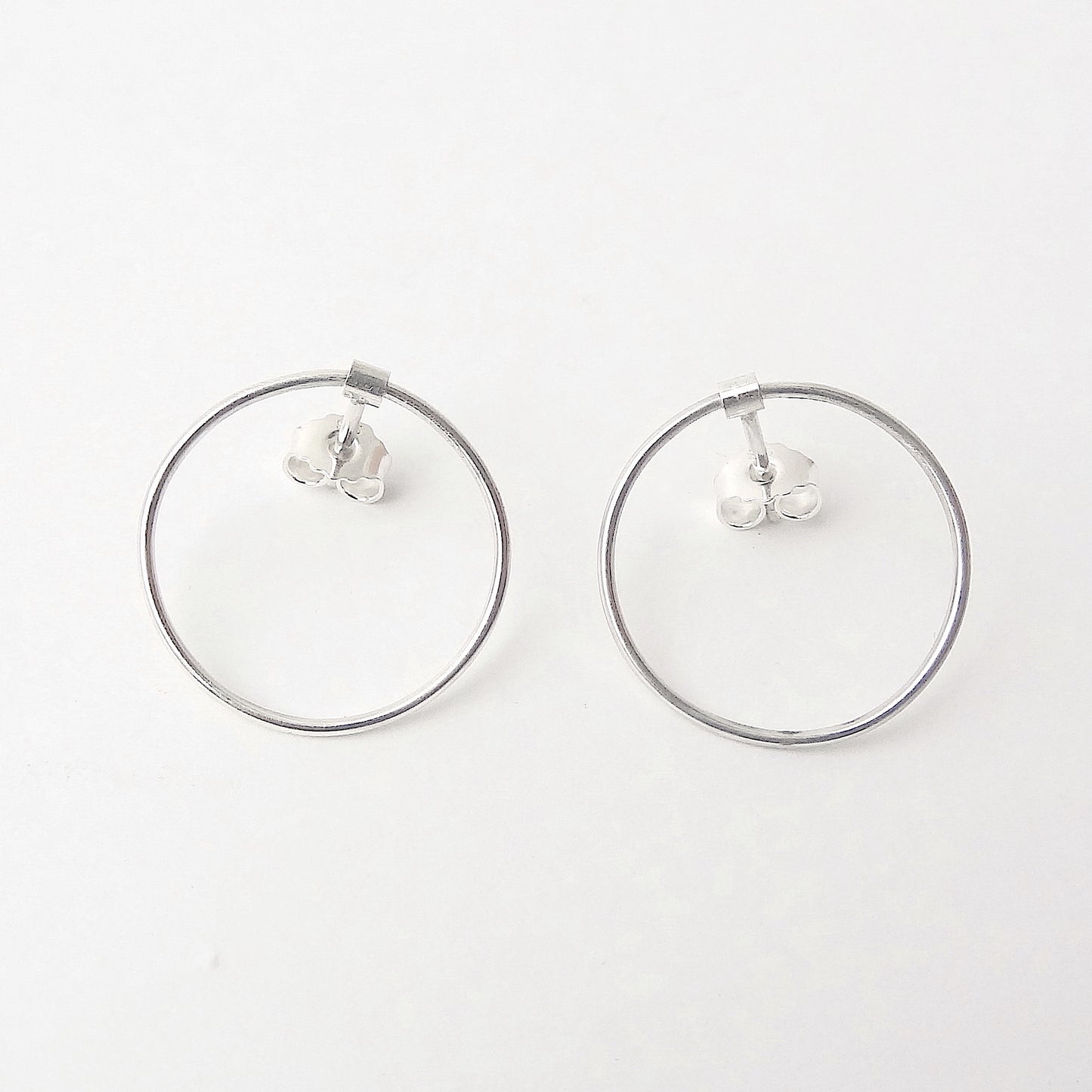 Esben | hanging circle ear studs