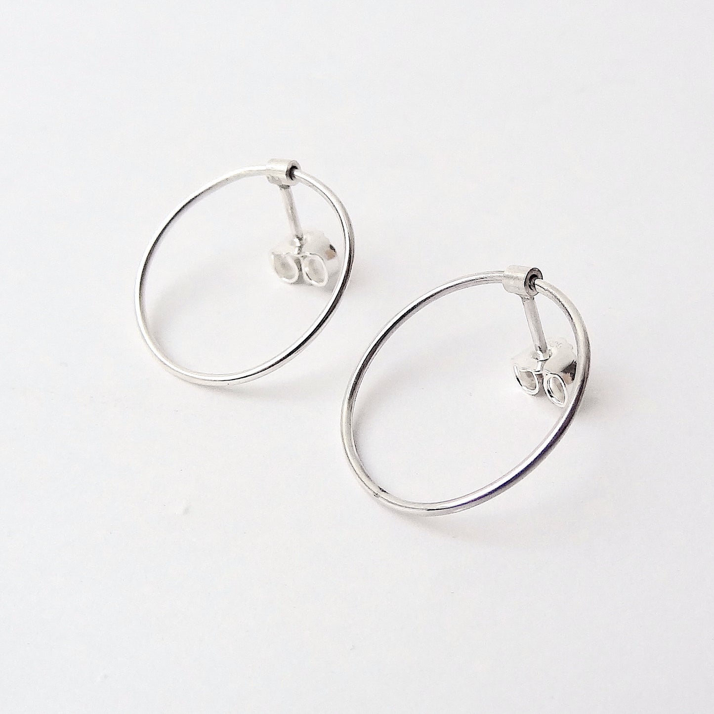 Esben | hanging circle ear studs