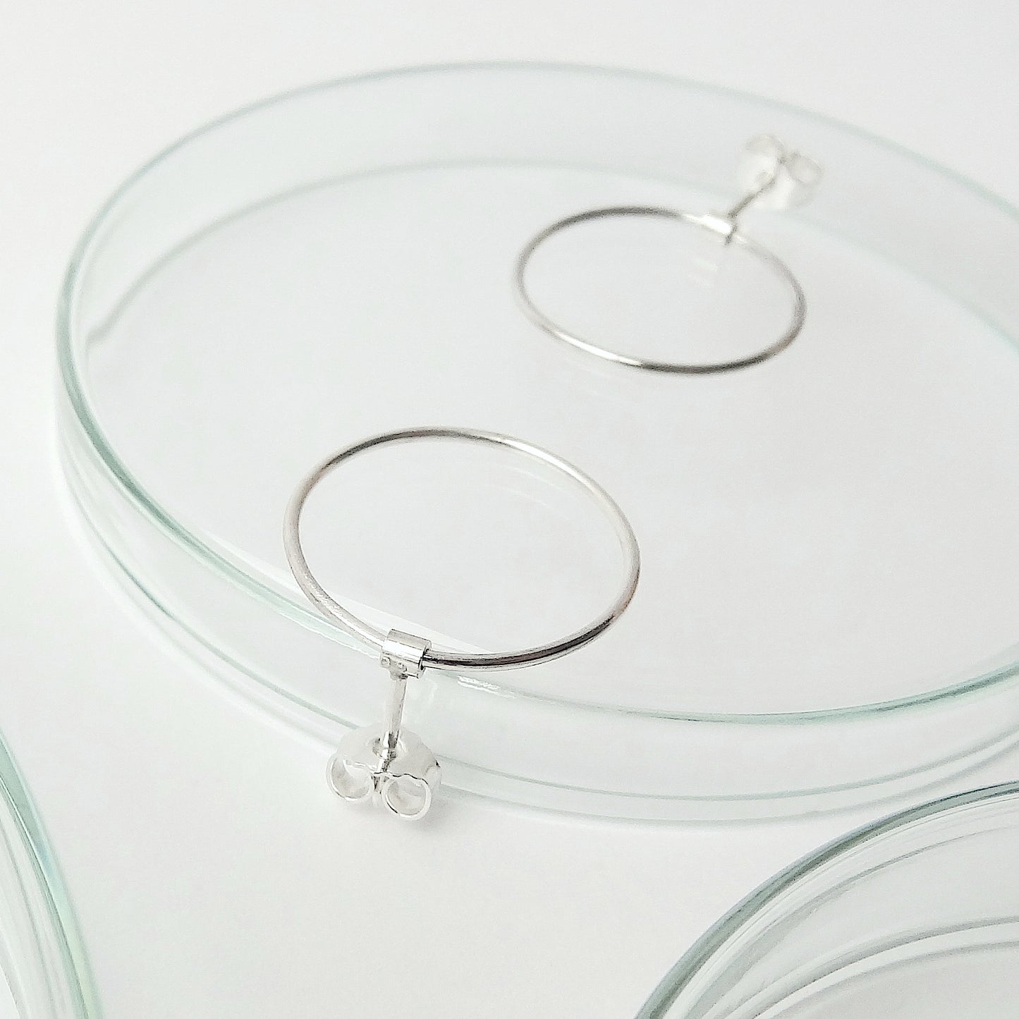 Esben | hanging circle ear studs