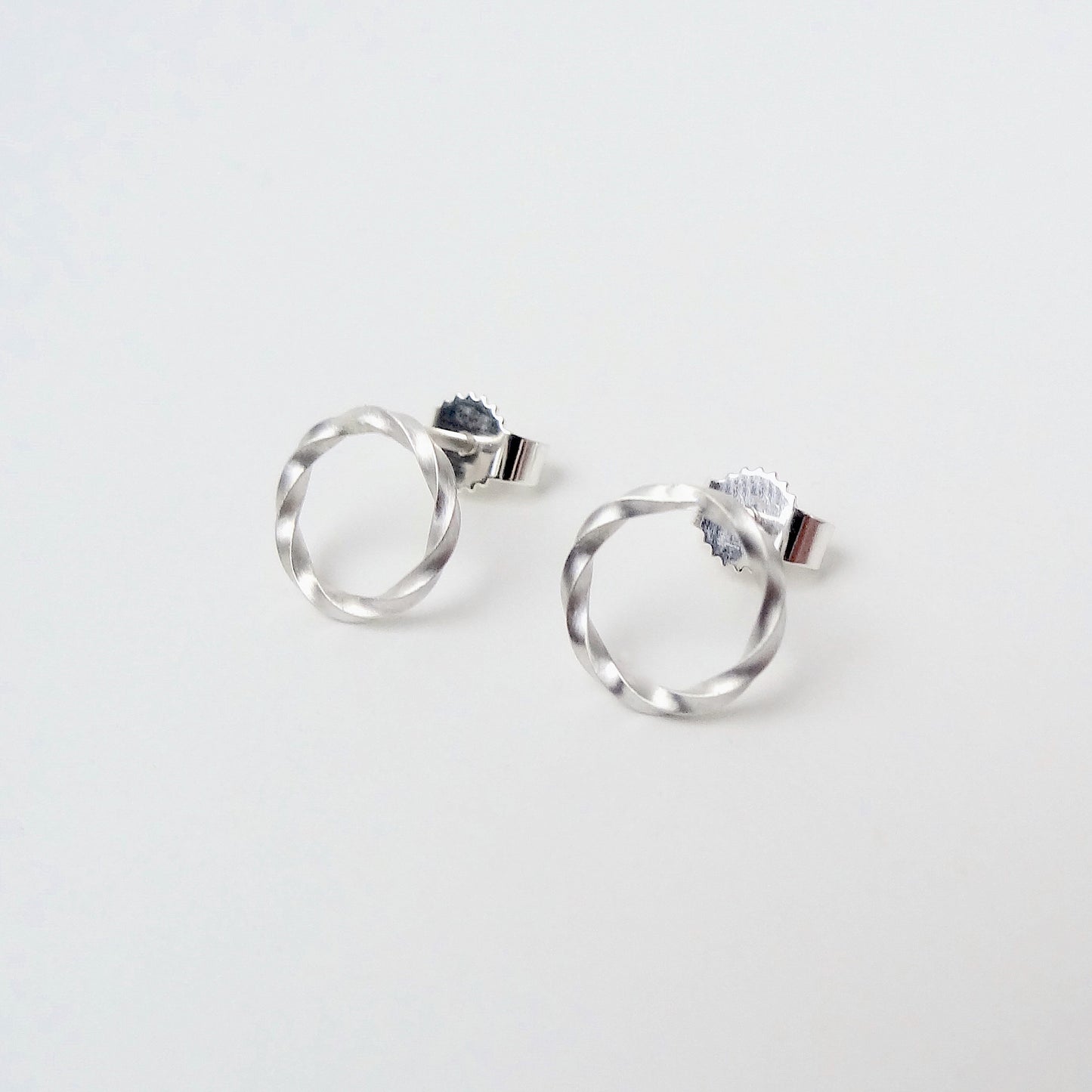 Reese | twisted circle ear studs