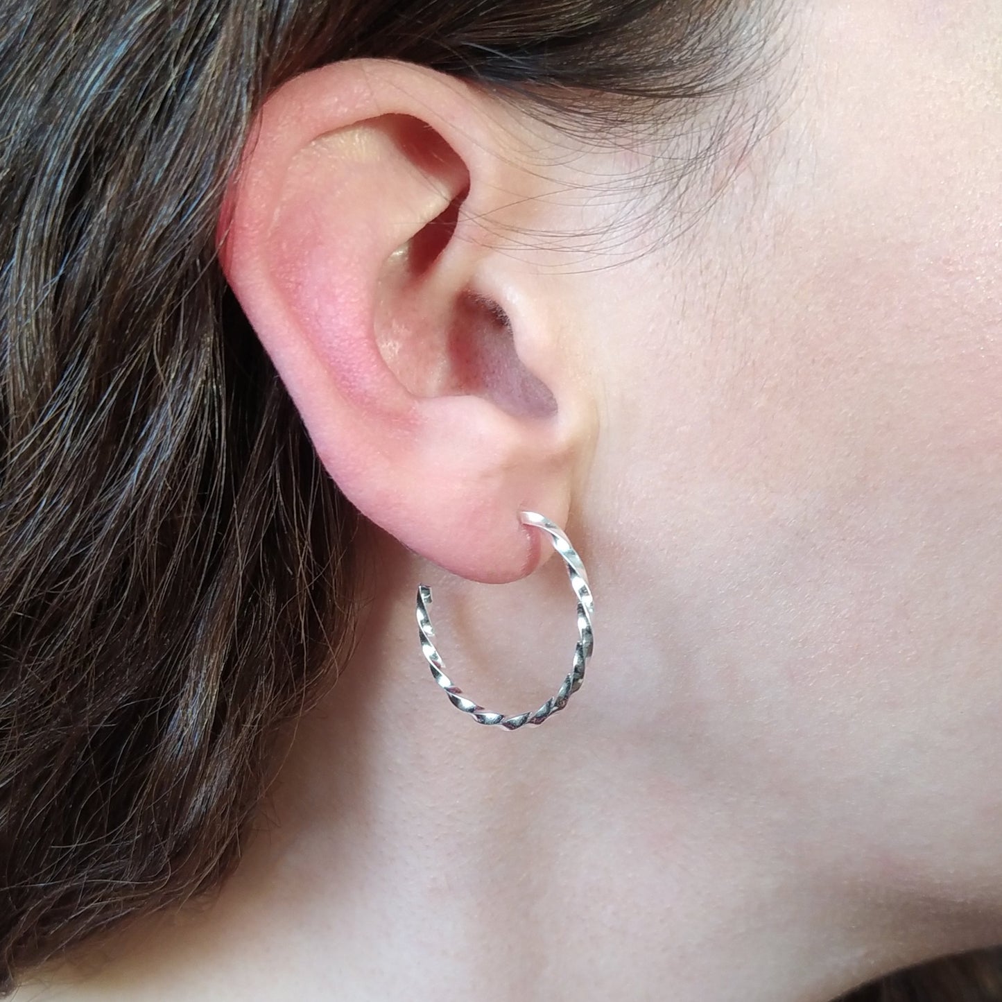gedrehte Kreolen Ohrstecker aus Silber | Amy