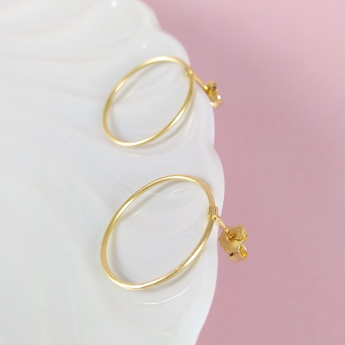 Esben | golden hanging circle ear studs