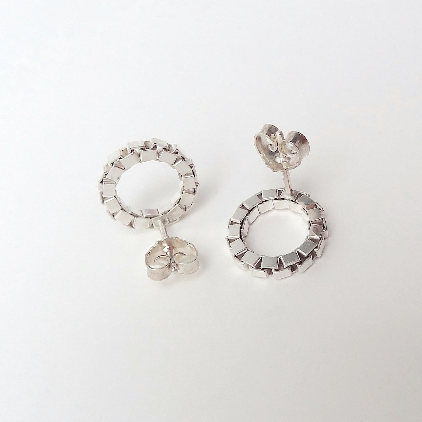 Alva | box chain circle ear studs