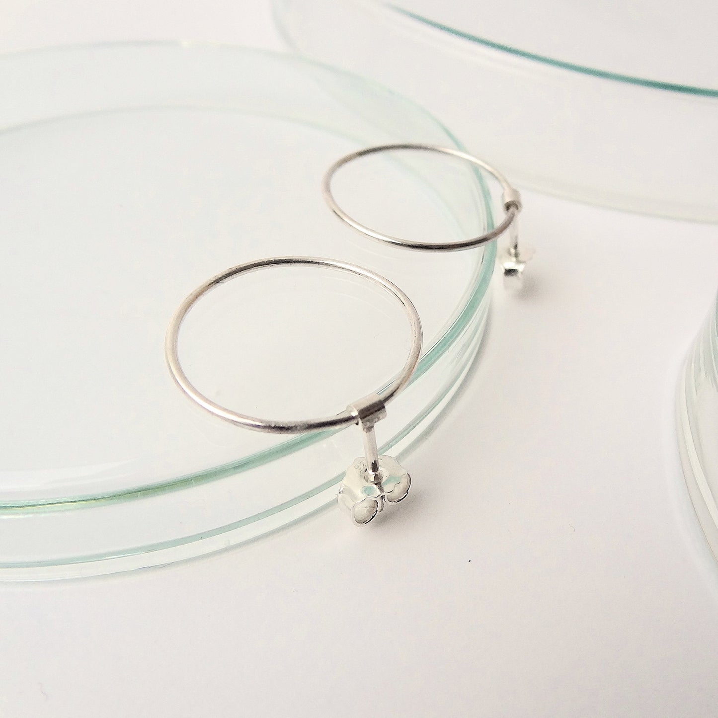 Esben | hanging circle ear studs