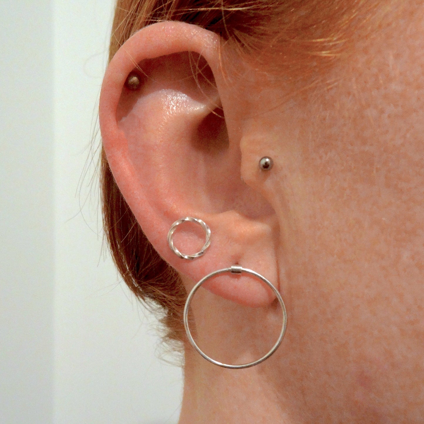 Esben | hanging circle ear studs