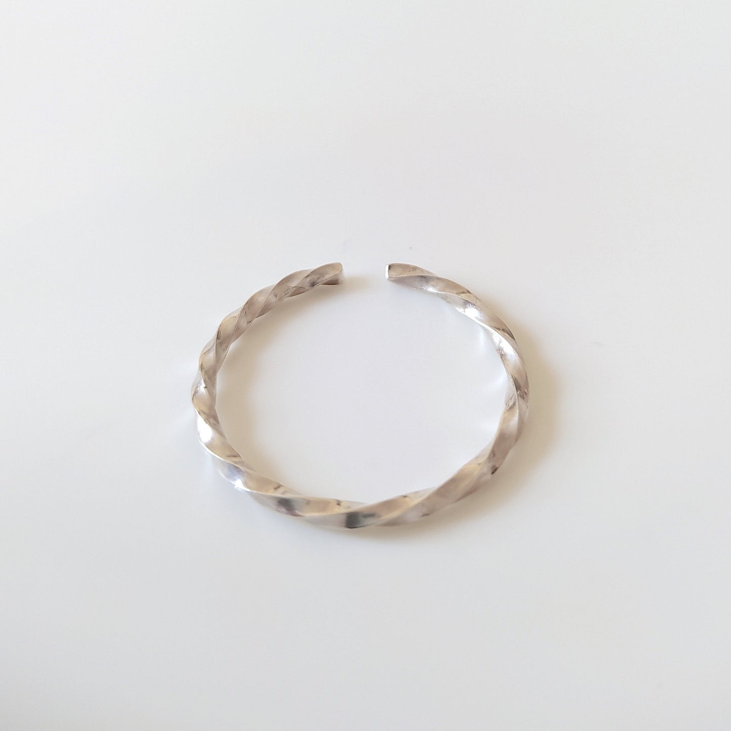 Mira I big twisted earcuff