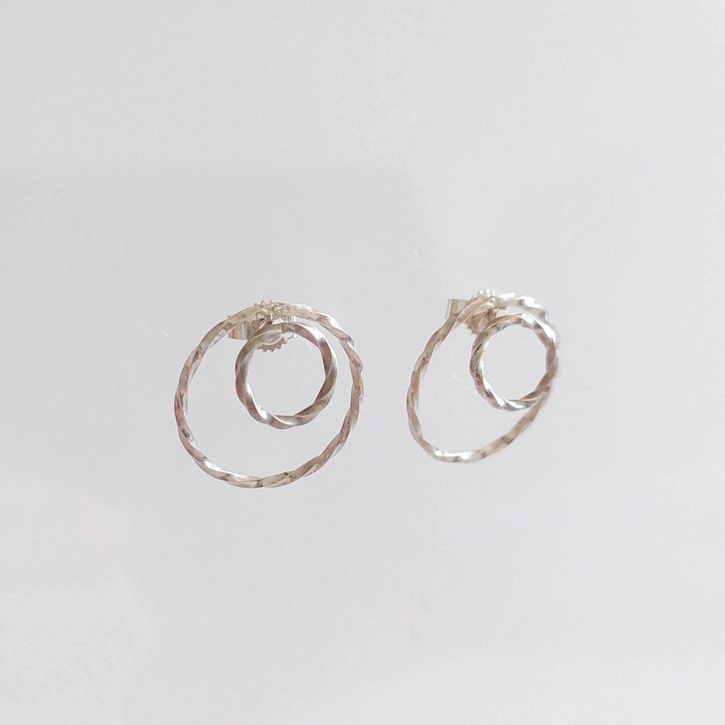 Riley | twisted double circle ear studs