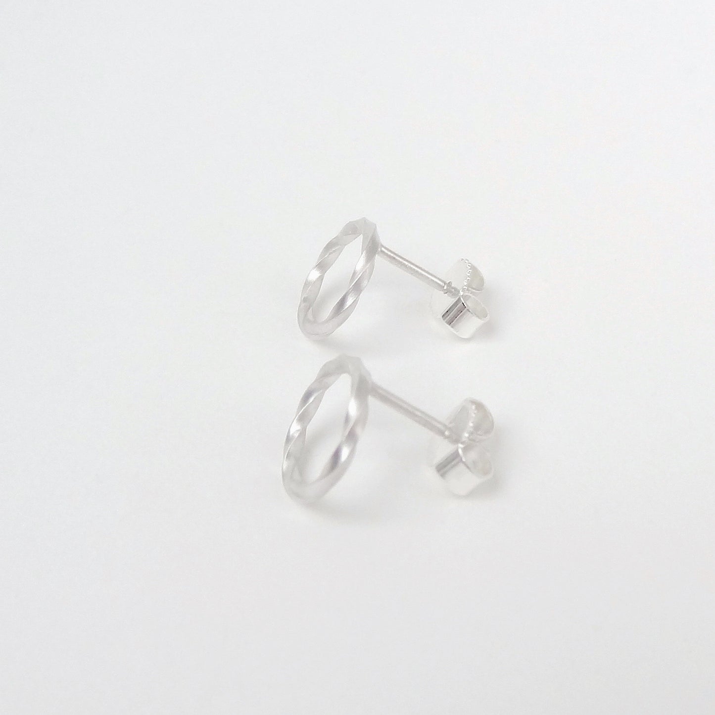 Reese | twisted circle ear studs