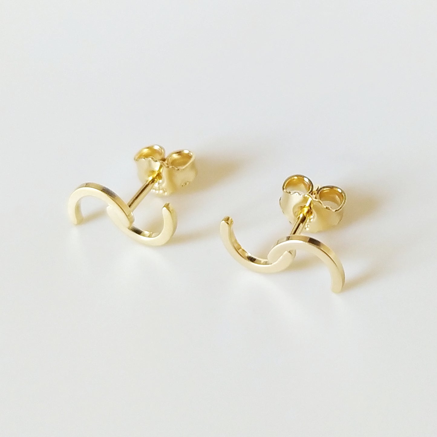 Golden Sadie | S-shaped ear studs