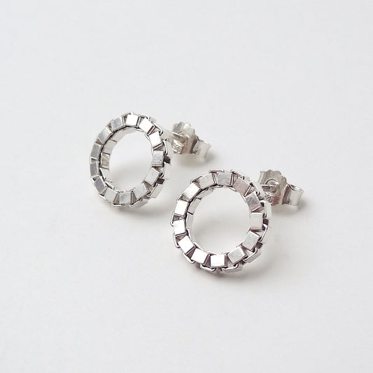 Alva | box chain circle ear studs