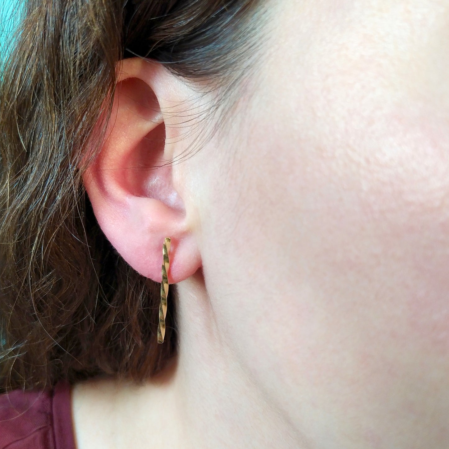 verdehte goldene Stab Ohrstecker | Adeja