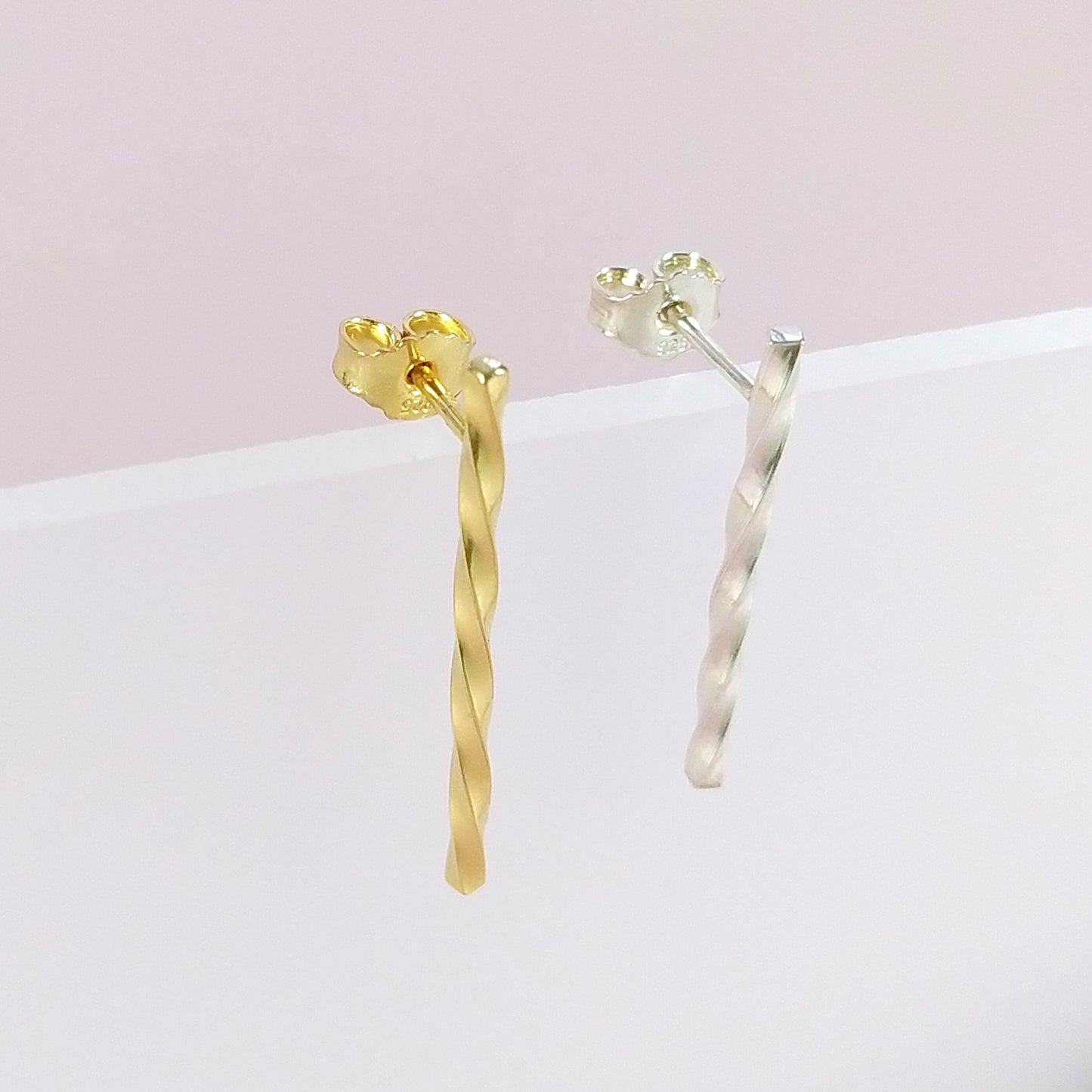 verdehte goldene Stab Ohrstecker | Adeja