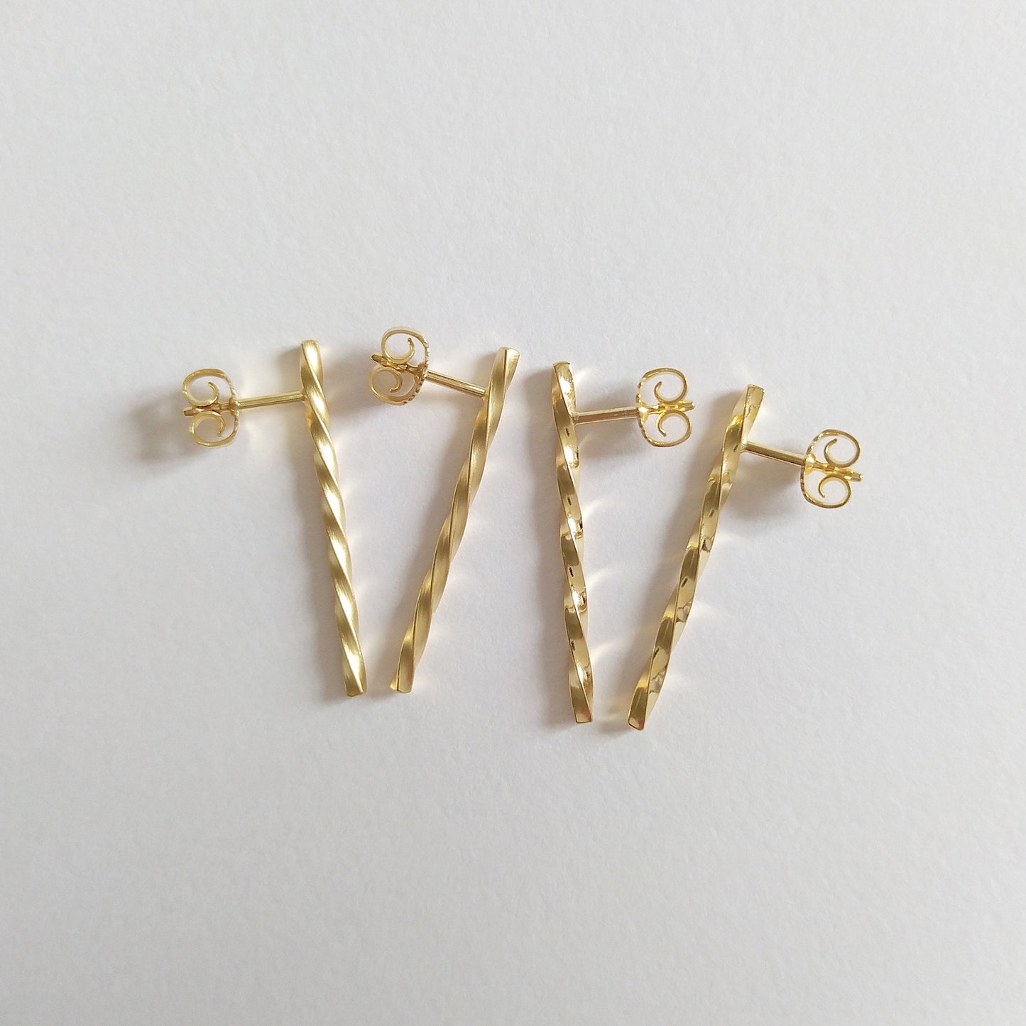 verdehte goldene Stab Ohrstecker | Adeja