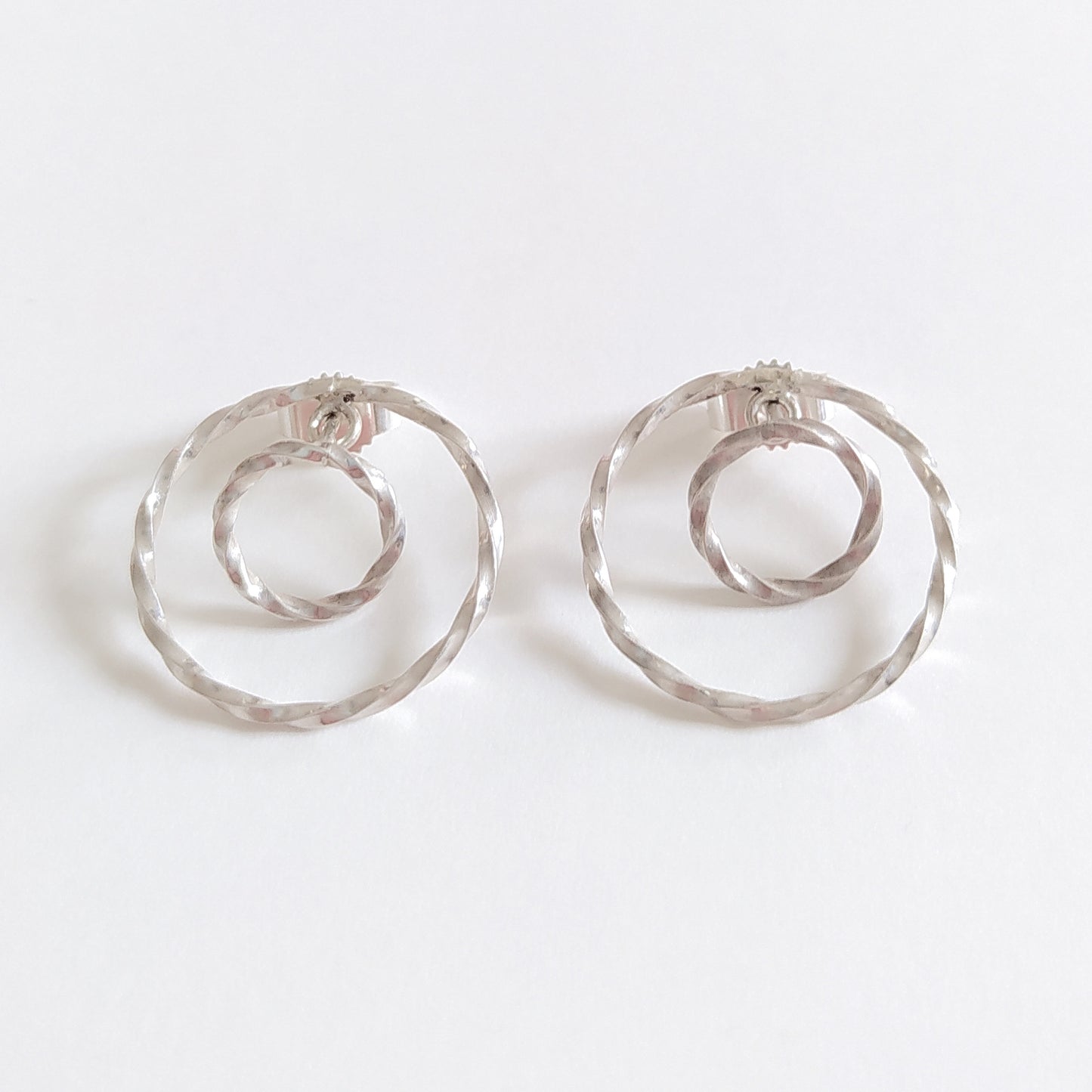 Riley | twisted double circle ear studs