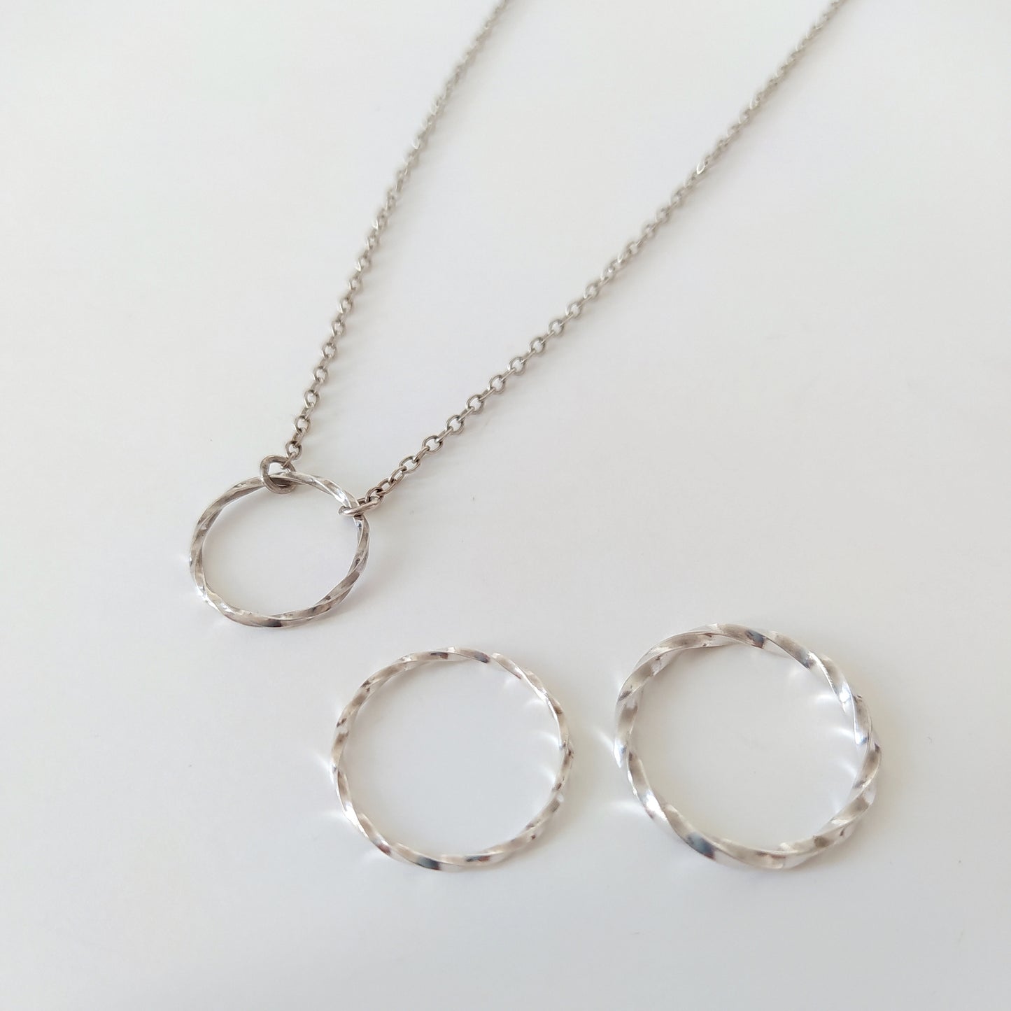 feine Silberkette mit verdrehtem Kreis Anhänger | Rene
